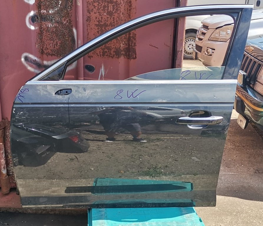 Audi A4 8W bal első ajtó